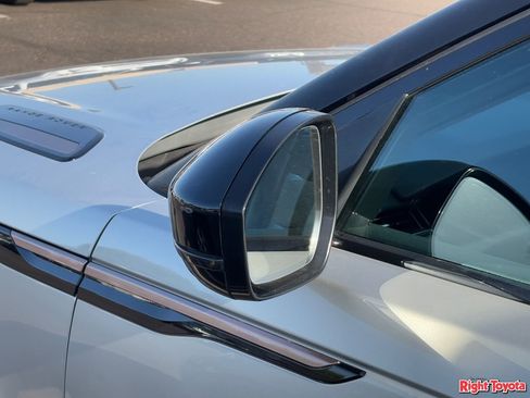 Used 2018 Land Rover Range Rover Velar R-Dynamic SE image 9