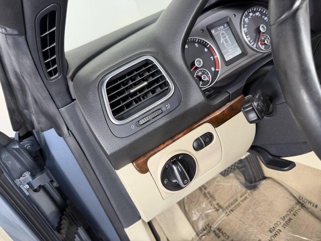 Used 2012 Volkswagen Eos Lux FWD image 33