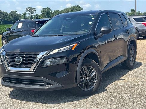 Used 2021 Nissan Rogue S image 2