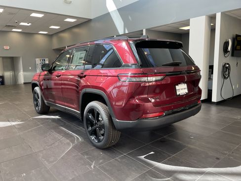 New 2025 Jeep Grand Cherokee Limited w/ Luxury Tech Group II image 8