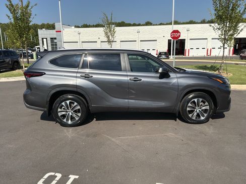 Used 2024 Toyota Highlander XLE AWD/4WD image 11