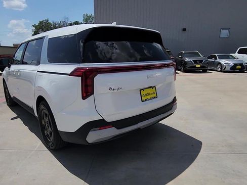 Used 2025 Kia Carnival FWD image 7