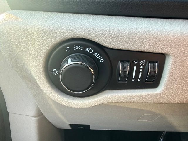 Used 2023 Chrysler Voyager LX FWD image 21