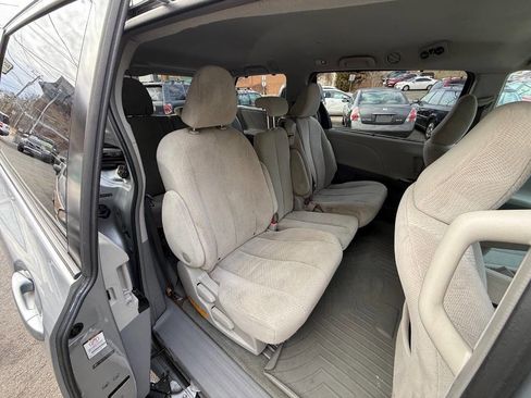 Used 2012 Toyota Sienna LE w/ Towing Pkg image 9