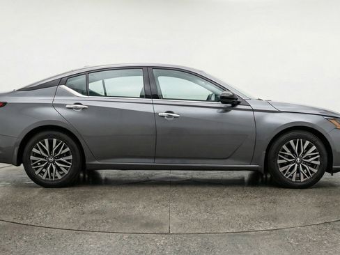 Used 2025 Nissan Altima 2.5 SV image 11