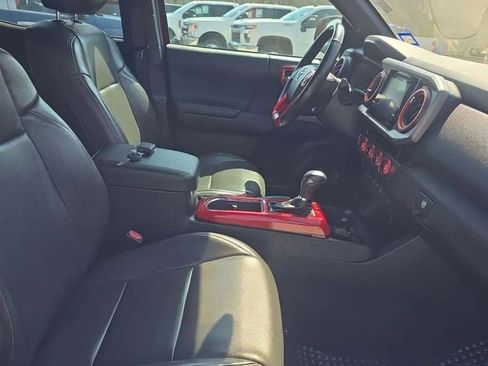 Used 2017 Toyota Tacoma TRD Off-Road AWD/4WD image 11