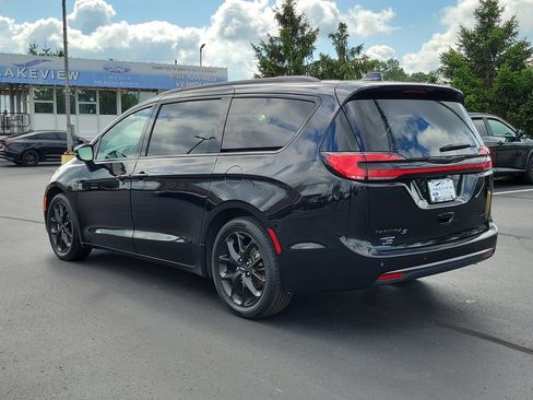 Used 2025 Chrysler Pacifica Limited FWD image 4