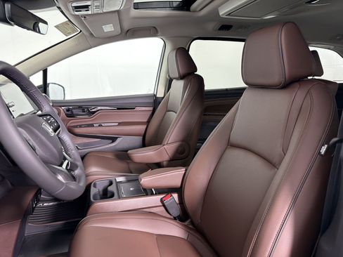 New 2026 Honda Odyssey Touring image 4