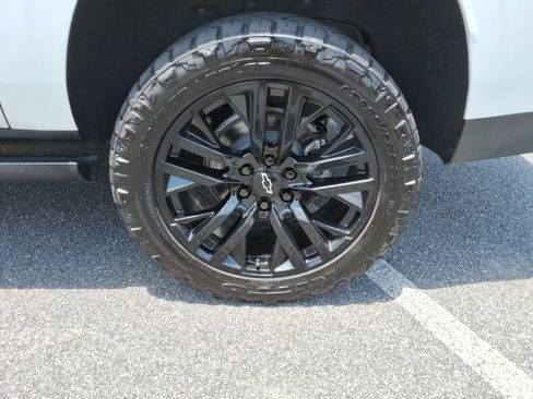 Used 2023 Chevrolet Suburban Premier w/ Premium Package 2 AWD/4WD image 12