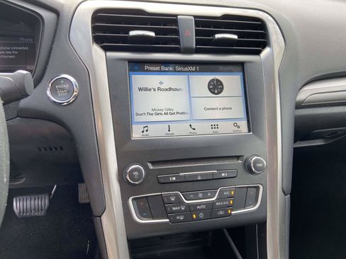 Used 2018 Ford Fusion SE w/ Fusion SE Technology Package FWD image 23