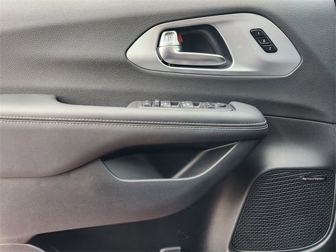New 2026 Chrysler Pacifica Limited w/ Uconnect Theater Family Group image 16