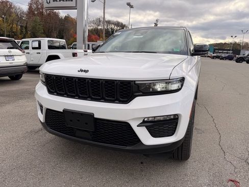 New 2025 Jeep Grand Cherokee Limited image 9