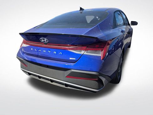 Used 2025 Hyundai Elantra SEL FWD image 5