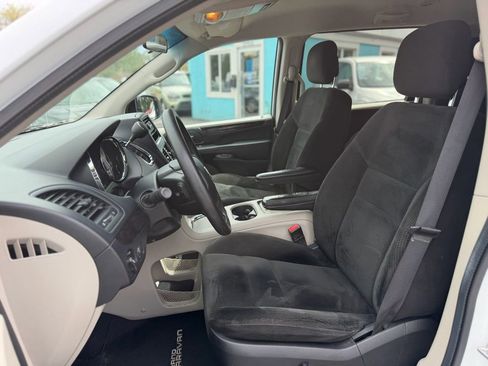 Used 2016 Dodge Grand Caravan SXT FWD image 12