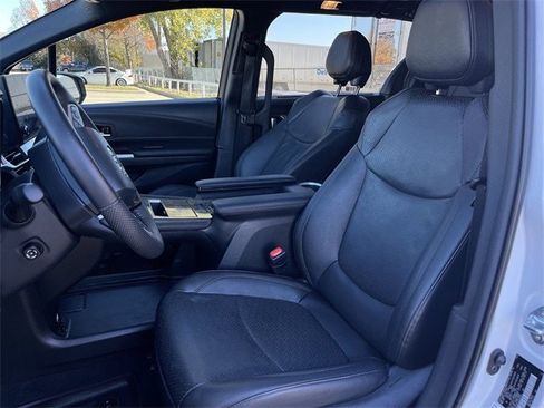 Used 2025 Toyota Sienna Platinum image 28
