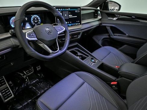 New 2026 Volkswagen Tiguan SE R-Line image 6