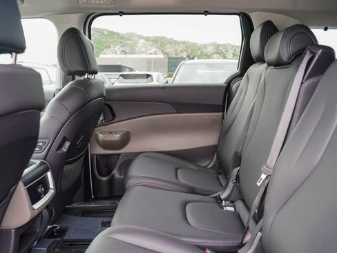 New 2026 Kia Carnival EX FWD image 21