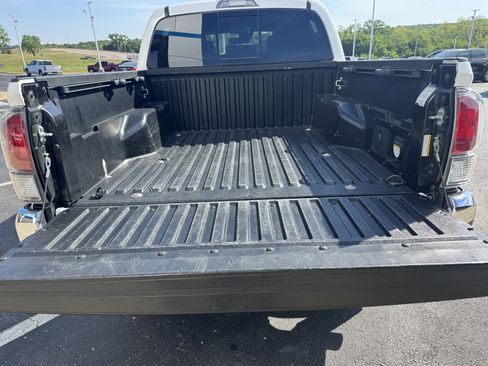 Used 2022 Toyota Tacoma TRD Off-Road AWD/4WD image 5