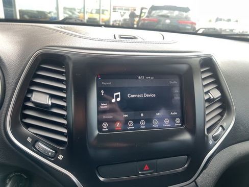 Used 2019 Jeep Cherokee Latitude w/ Popular Appearance Group AWD/4WD image 17