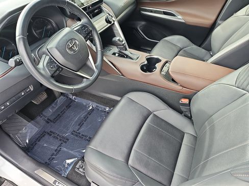 Used 2021 Toyota Venza XLE w/ Softex Package image 16