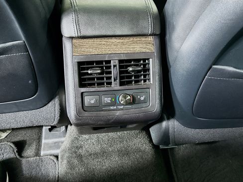 Used 2016 Toyota Avalon Limited w/ Toyota Safety Sense Package image 29