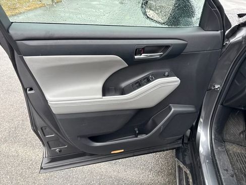 Used 2022 Toyota Highlander XLE image 19