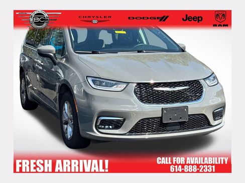 Used 2023 Chrysler Pacifica Touring-L AWD/4WD image 1