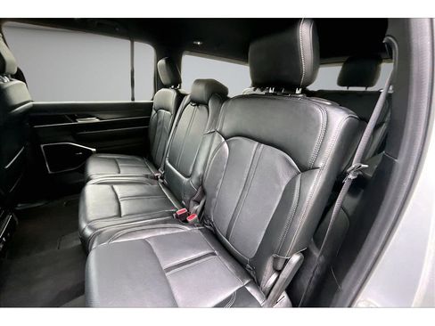 Certified 2024 Jeep Wagoneer Series II w/ Flexible Seating Group AWD/4WD image 23