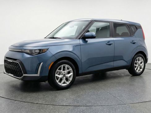 Used 2025 Kia Soul LX w/ LX Technology Package image 3