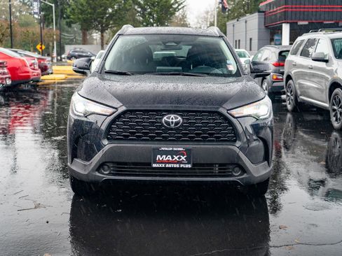 Used 2025 Toyota Corolla Cross LE image 3