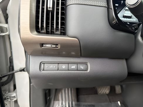 Certified 2024 Nissan Pathfinder Platinum w/ Cargo Package AWD/4WD image 33