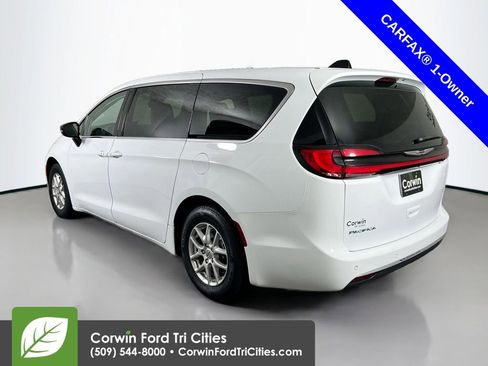Used 2024 Chrysler Pacifica Touring-L image 11