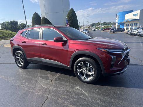 Used 2025 Chevrolet Trax LT FWD image 1