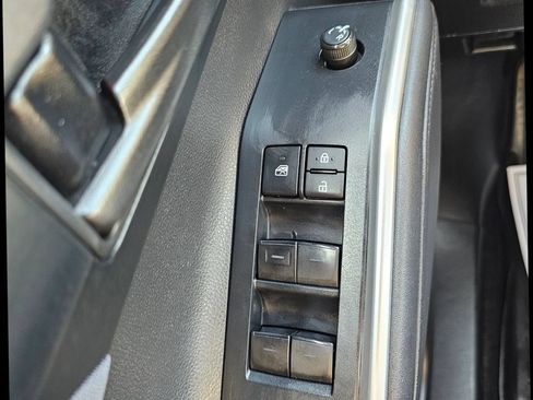 Used 2022 Toyota Highlander L AWD/4WD image 21