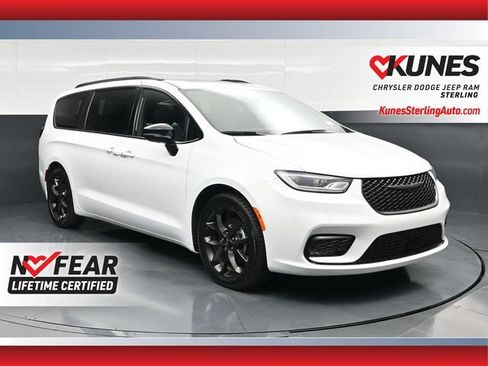 Used 2025 Chrysler Pacifica Limited FWD image 1