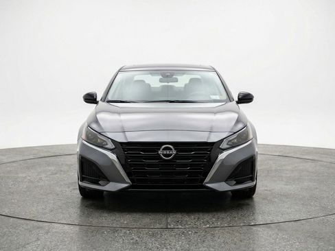 Used 2025 Nissan Altima 2.5 SV image 2