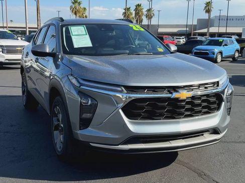 Used 2025 Chevrolet Trax LT w/ Driver Confidence Package FWD image 4