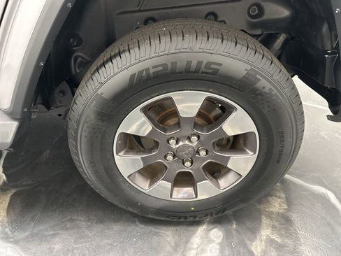 Used 2018 Jeep Wrangler Unlimited Sahara image 30