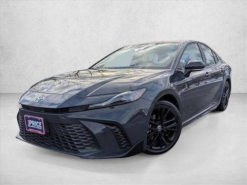 Used 2025 Toyota Camry SE image 1
