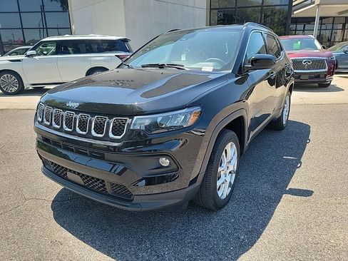 Used 2023 Jeep Compass Latitude AWD/4WD image 7