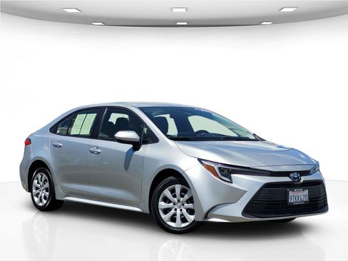 Used 2025 Toyota Corolla LE FWD image 2
