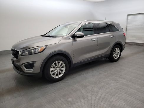 Used 2017 Kia Sorento FWD image 2