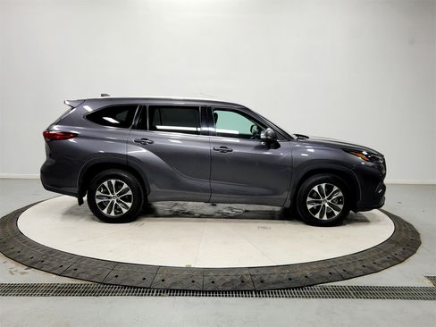 Used 2022 Toyota Highlander XLE image 8