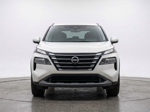 Used 2025 Nissan Rogue SV FWD image 2