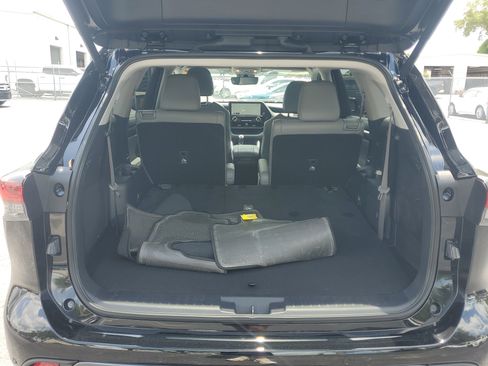 Used 2024 Toyota Highlander Limited AWD/4WD image 9
