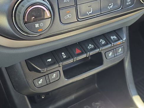 Used 2022 Chevrolet Colorado Z71 image 28