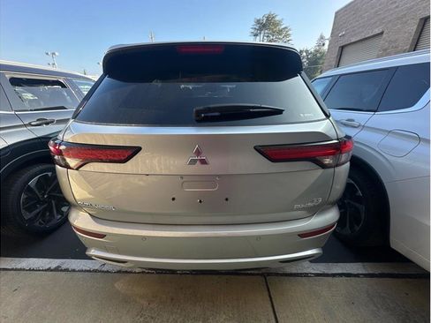 Used 2025 Mitsubishi Outlander 4WD Plug-In Hybrid image 3