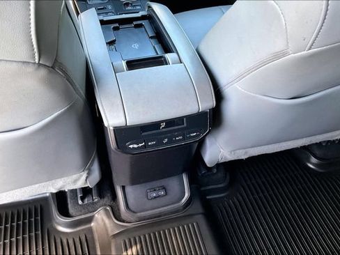 Used 2022 Toyota Highlander XLE AWD/4WD image 31
