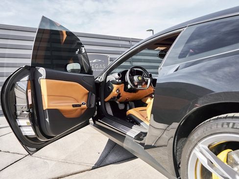 Used 2018 Ferrari GTC4Lusso image 31