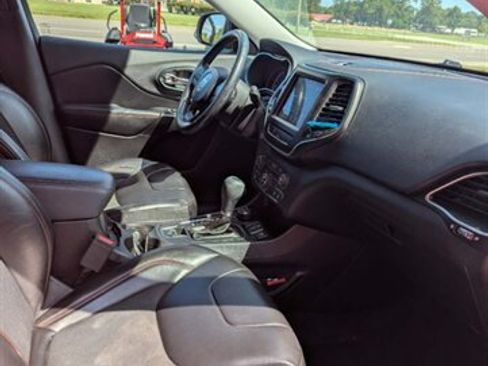 Used 2019 Jeep Cherokee Trailhawk w/ Cold Weather Group AWD/4WD image 19